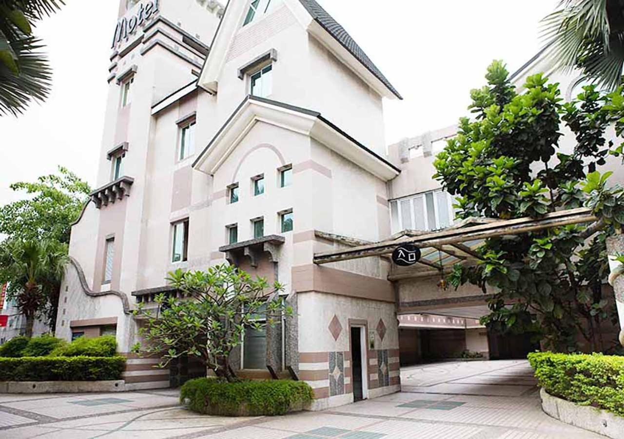 Royal Group Motel Chien Kuo Branch Kaohsiung Exterior photo